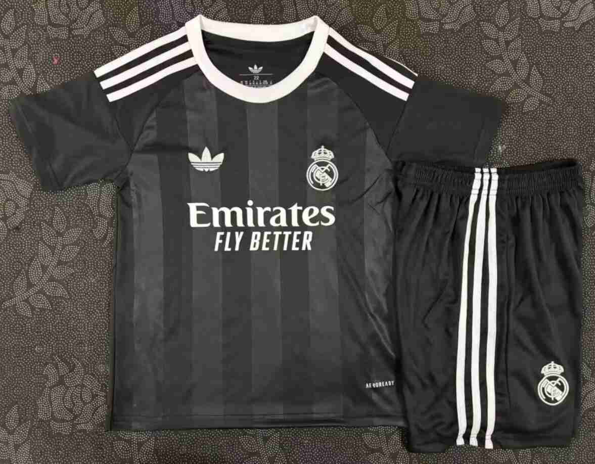 Maglia Calcio Real Madrid Set Bambino Portiere 2025 2026 Nero Maglia Calcio Real Madrid Set Bambino Portiere 2025 2026 Nero